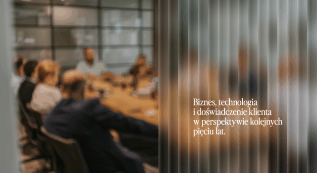 Rozmyte zdjęcie osób uczestniczących w spotkaniu biznesowym SPEKTRUM Day przy stole w SYZYGY Warsaw oraz hasło: „Biznes, technologia i doświadczenie klienta w perspektywie kolejnych pięciu lat.”