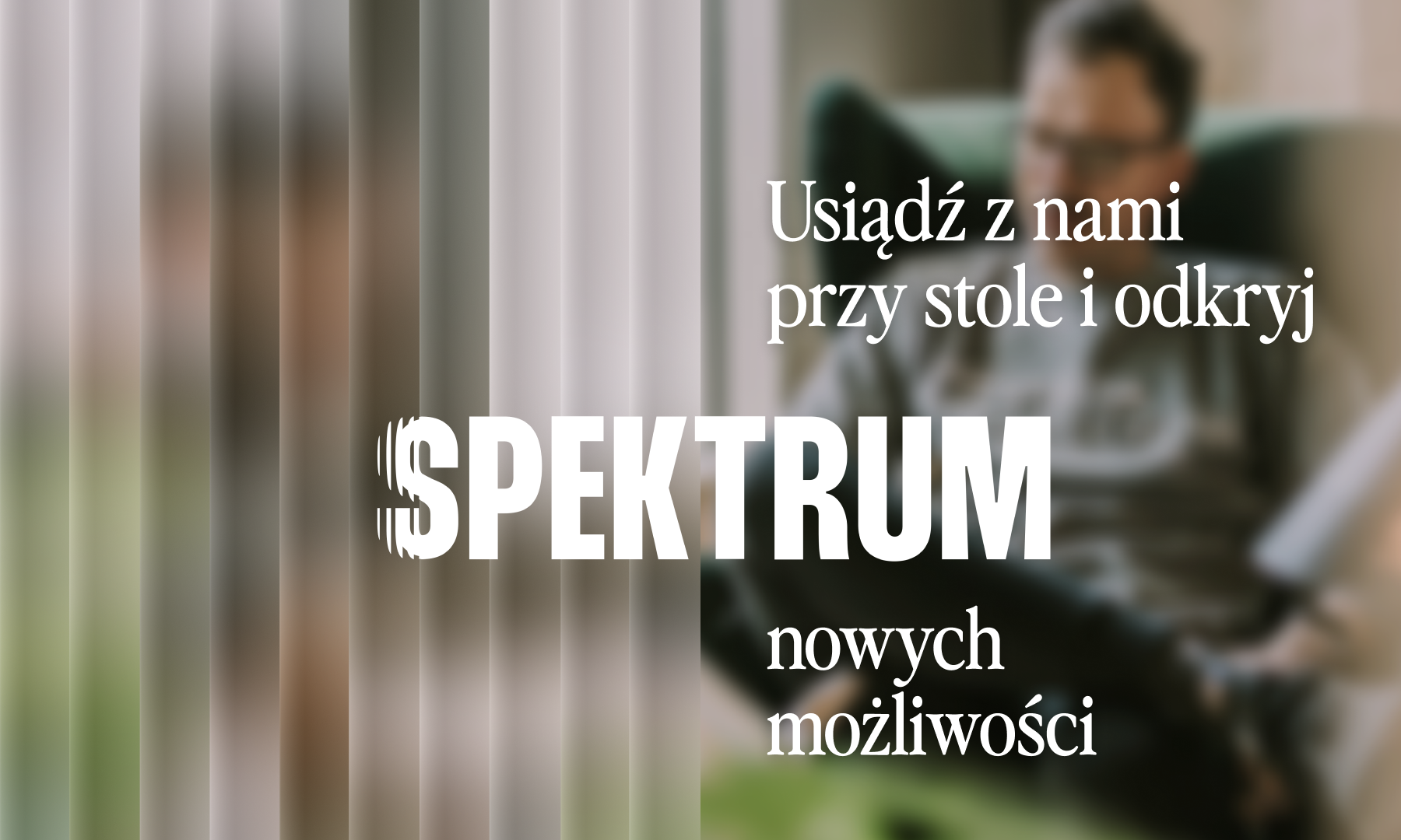 Rozmyte zdjęcie uczestników spotkania biznesowego SPEKTRUM Day w SYZYGY Warsaw oraz hasło: „Usiądź z nami przy stole i odkryj spektrum możliwości.”
