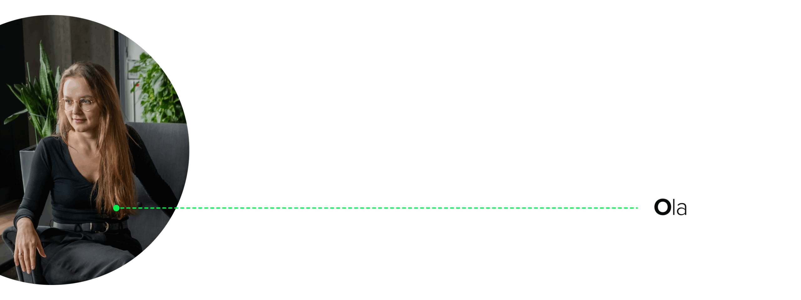 Grafika przedstawia Olę (Company Recruiter / Talent Sourcer w SYZYGY Warsaw), siedzącą na szarym fotelu w swobodnej pozycji, ubraną w czarny longsleeve W tle biura znajdują się rośliny. Zielona przerywana linia prowadzi od Oli w prawo do jej imienia „Ola” zapisanego czarną czcionką. Sceneria jest jasna, z elementami nowoczesnego wystroju biura w tle.