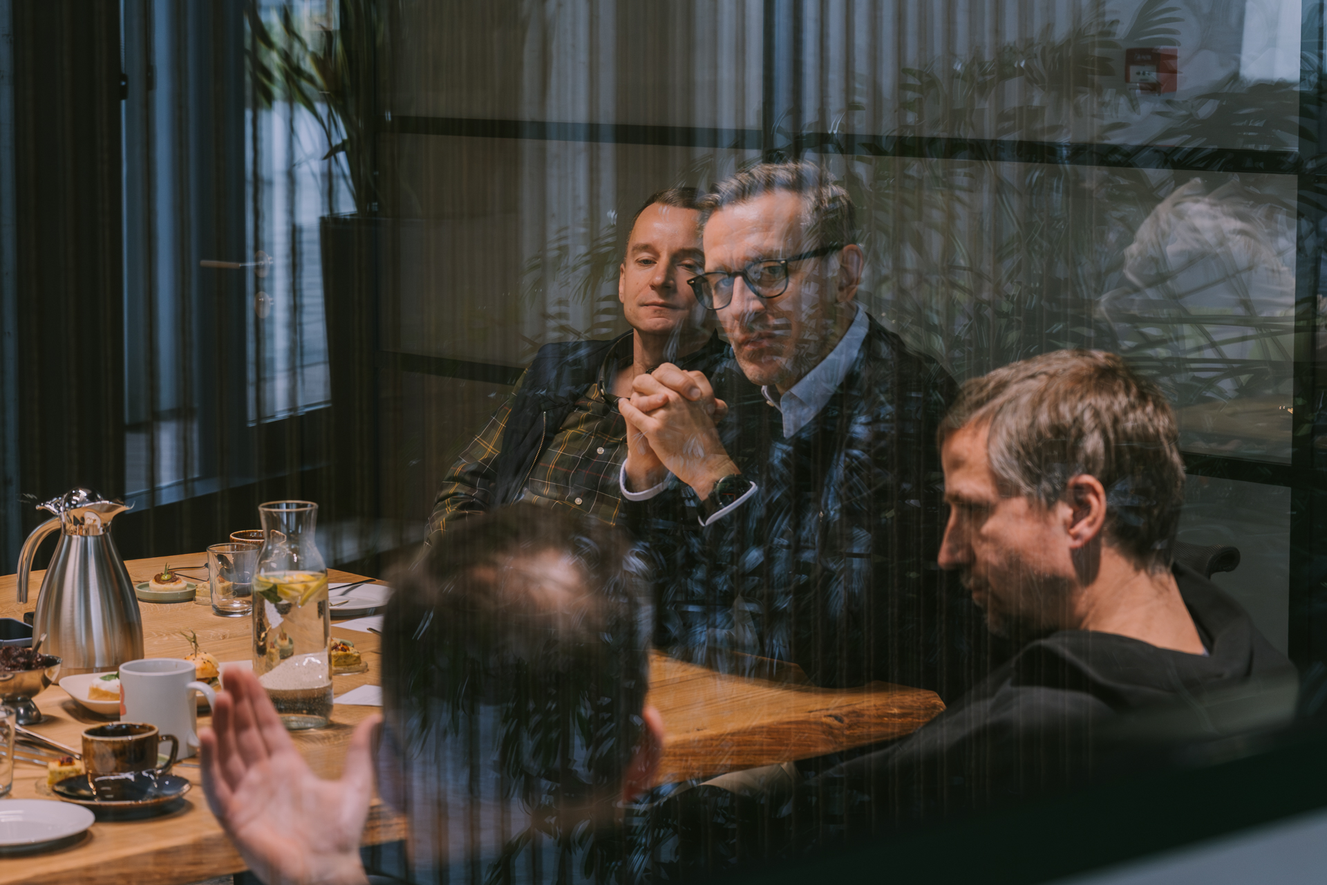 uczestnicy SPEKTRUM Offline #6 słuchają dyskusji o turkusowych organizacjach