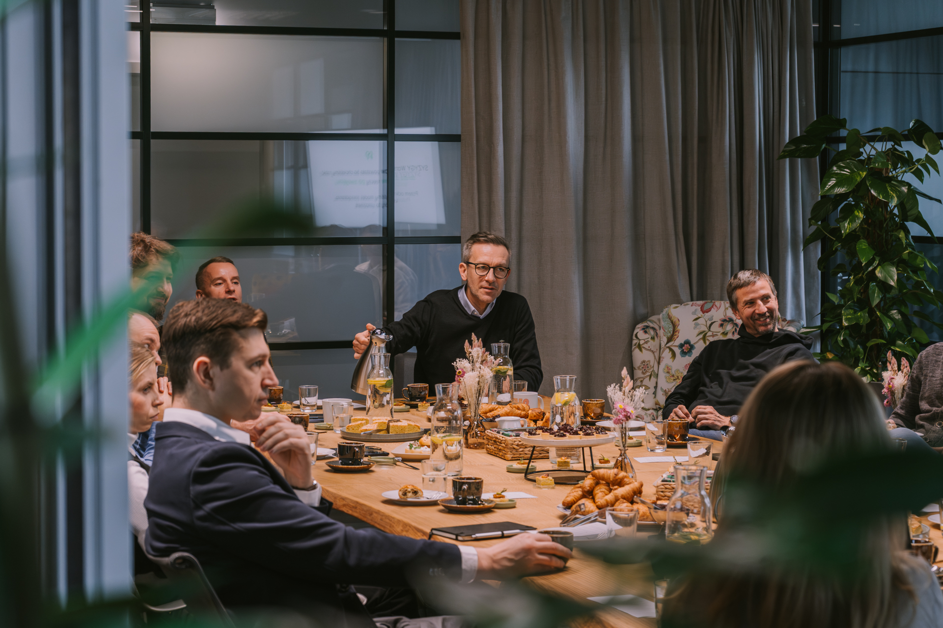 uczestnicy śniadania SPEKTRUM Offline #6 podczas rozmowy o autonomii w zespołach