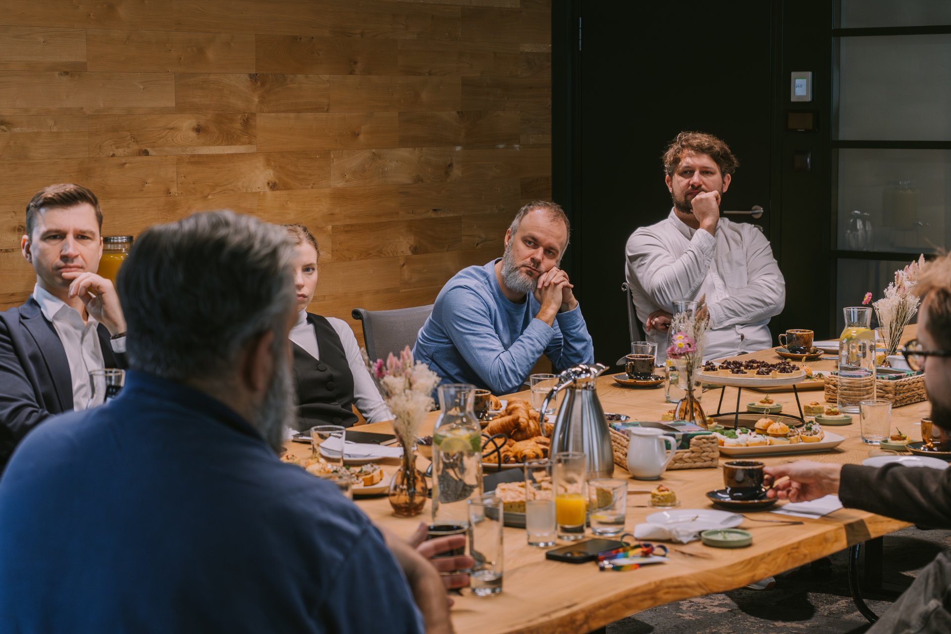 uczestnicy śniadania SPEKTRUM Offline #6 podczas rozmowy o autonomii w zespołach