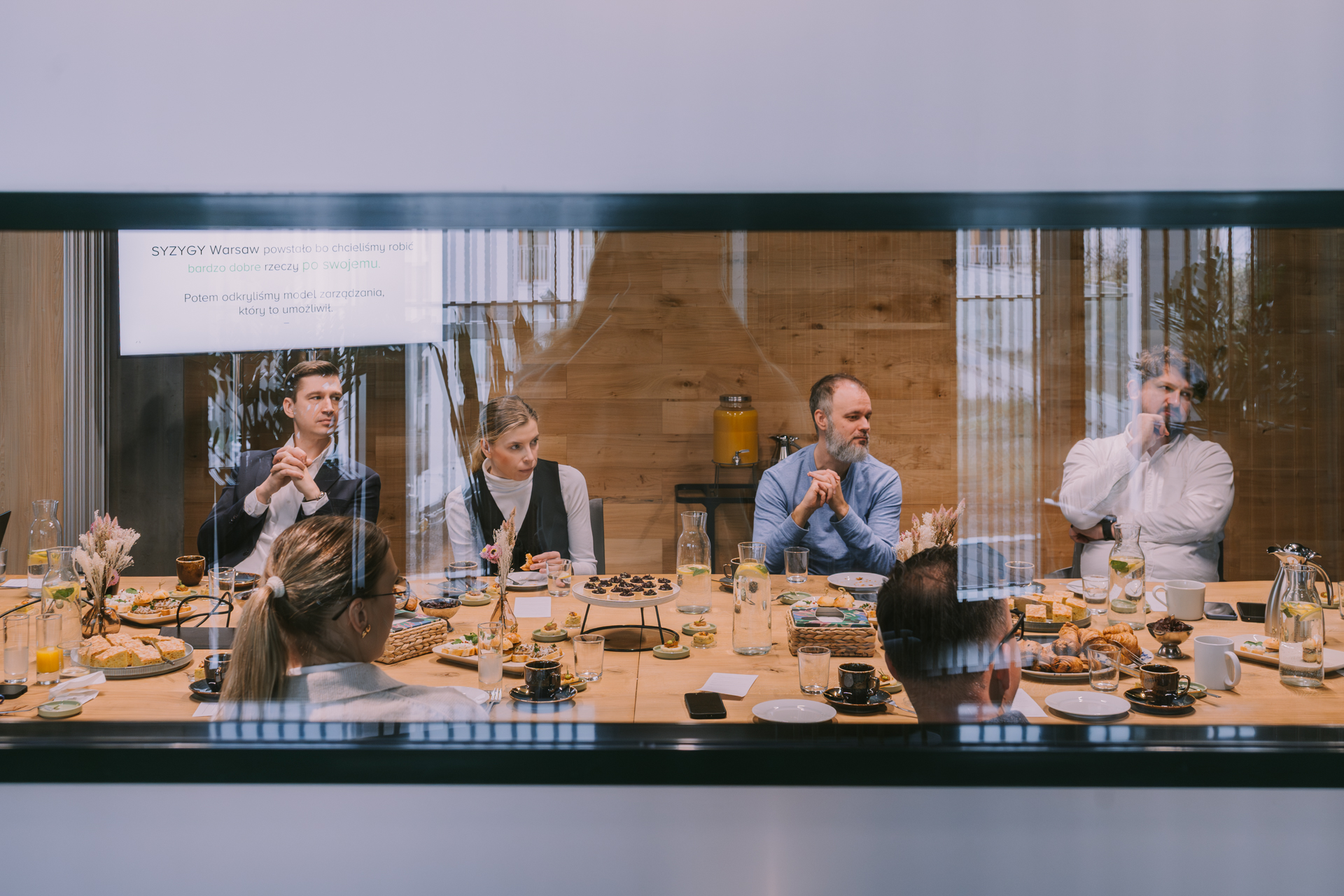 uczestnicy śniadania SPEKTRUM Offline #6 podczas rozmowy o autonomii w zespołach