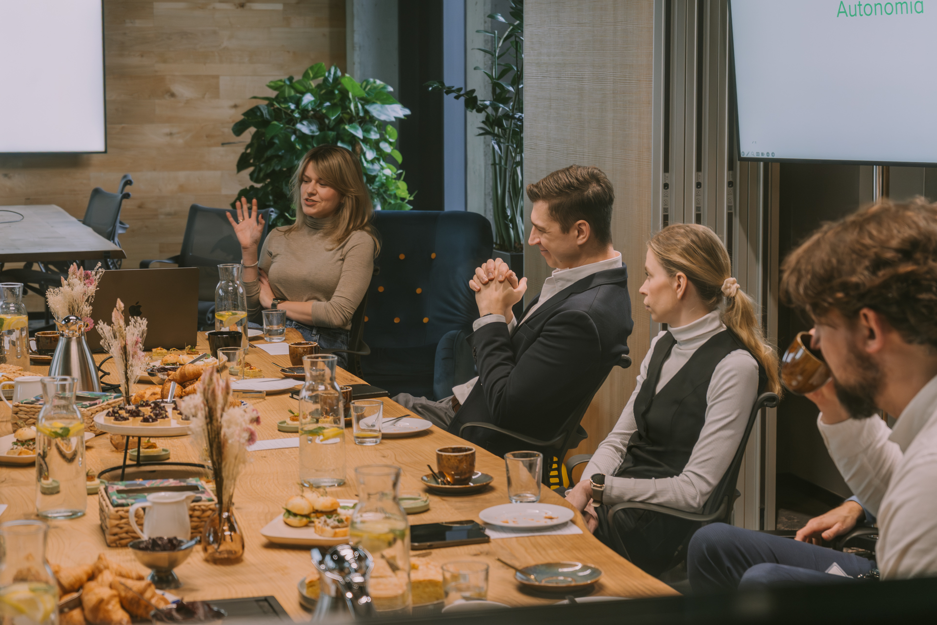 uczestnicy śniadania SPEKTRUM Offline #6 podczas rozmowy o autonomii w zespołach