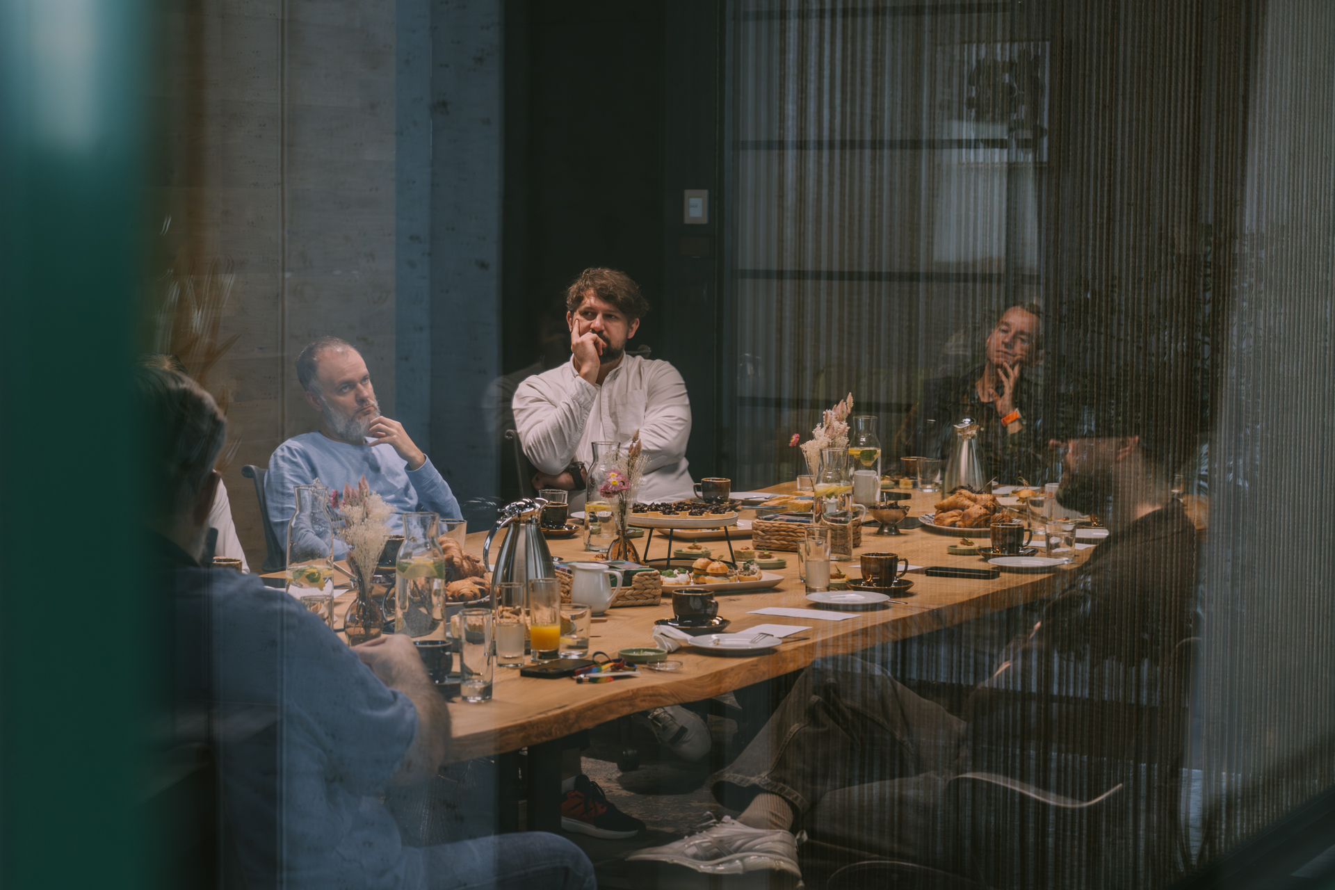 uczestnicy śniadania SPEKTRUM Offline #6 podczas rozmowy o autonomii w zespołach